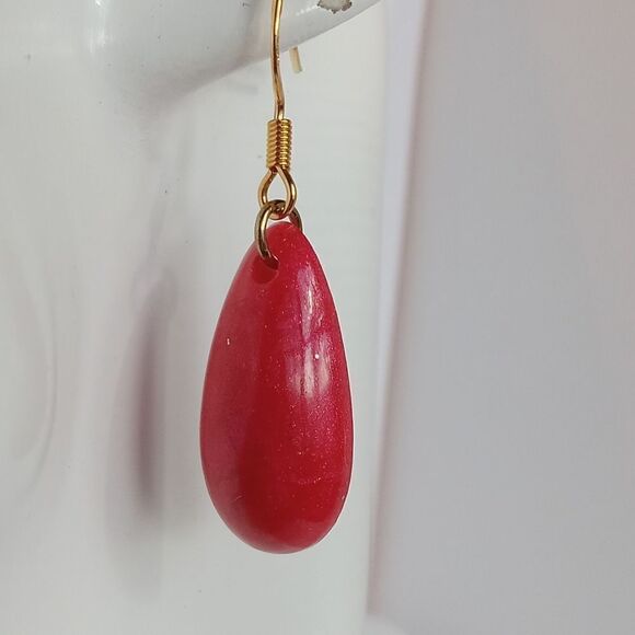 Pink teardrop resin earrings - Picture 3 of 3